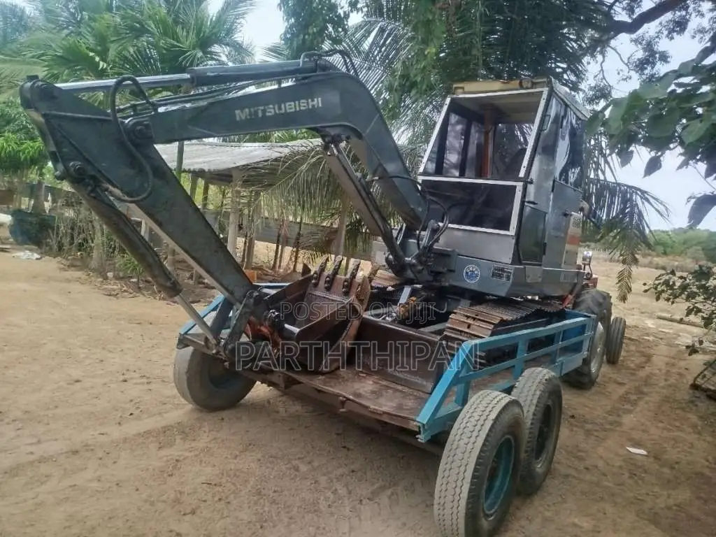 Mitsubishi Mitsubishi 2000 Heavy-Duty (Used)