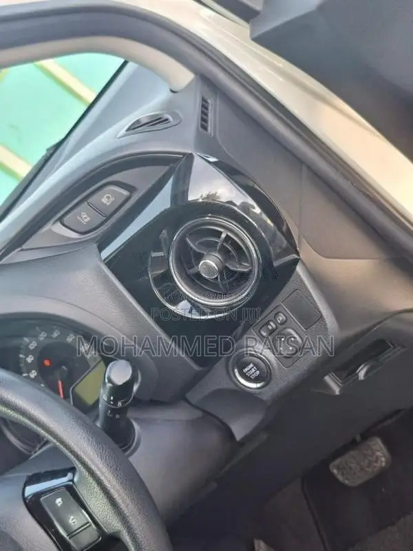 Toyota Vitz 2018 Car (Used)