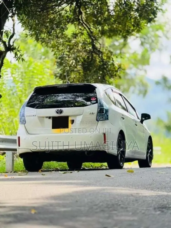 Toyota Prius ALPHA 2013 Car (Used)