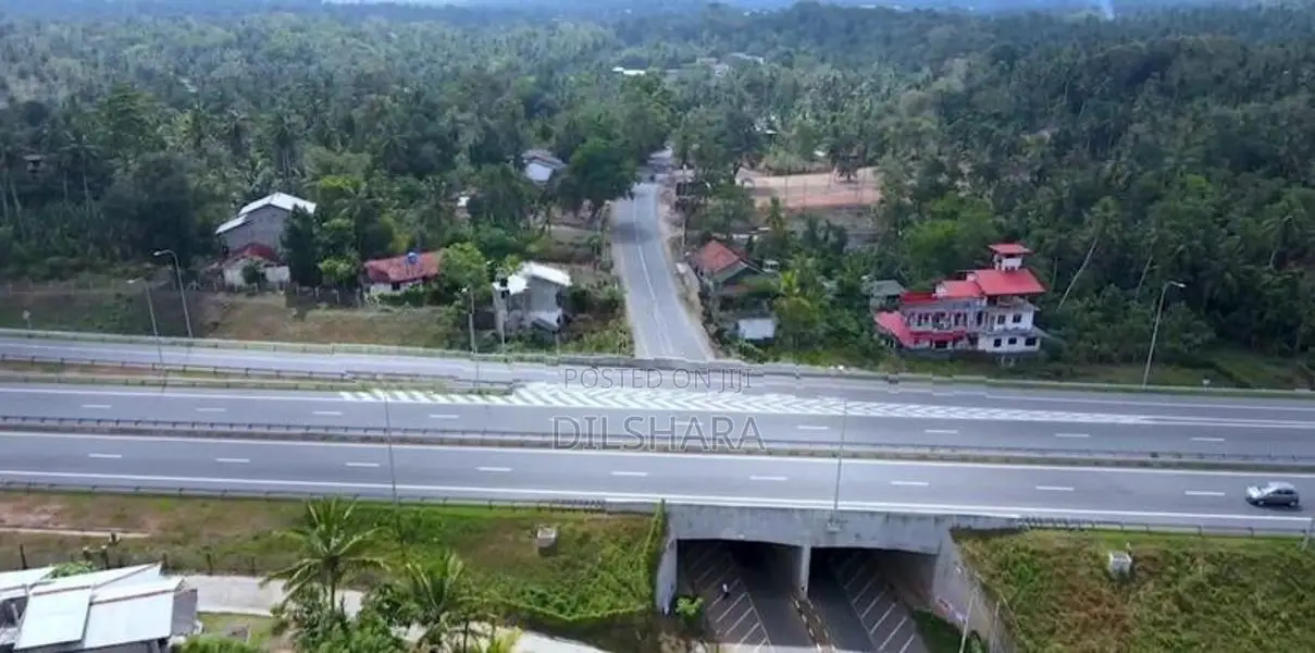 බෙලිඅත්ත ටවුමෙන් බස් පාරෙන් ඉඩමක්