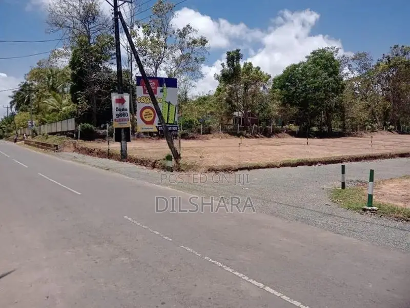 බෙලිඅත්ත ටවුමෙන් බස් පාරෙන් ඉඩමක්