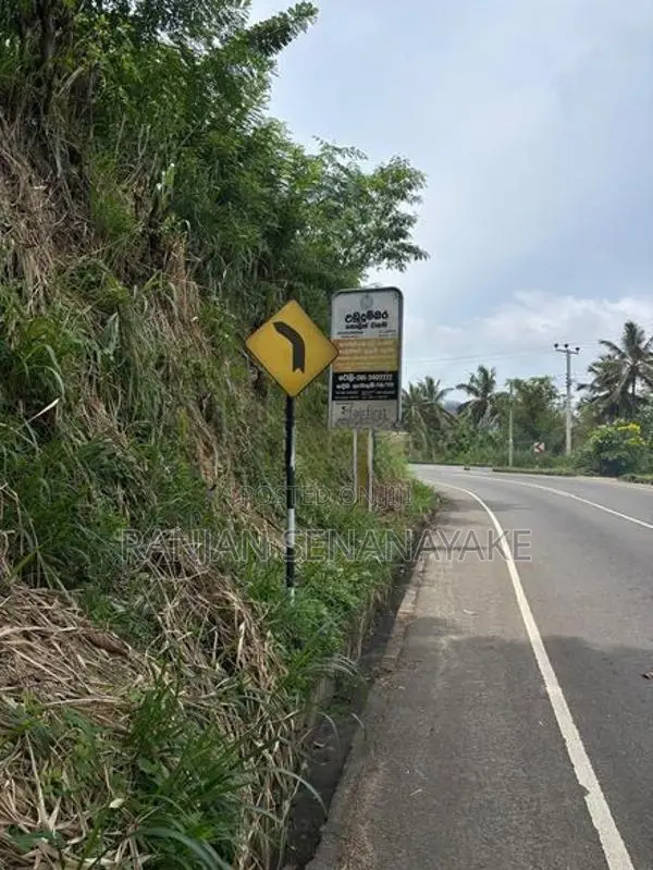 මහනුවර - මහියංගන ප්‍රධාන මාර්ගයට මුහුනලා, උඩතැන්න මැදමහනුවර බිම් කොටසක