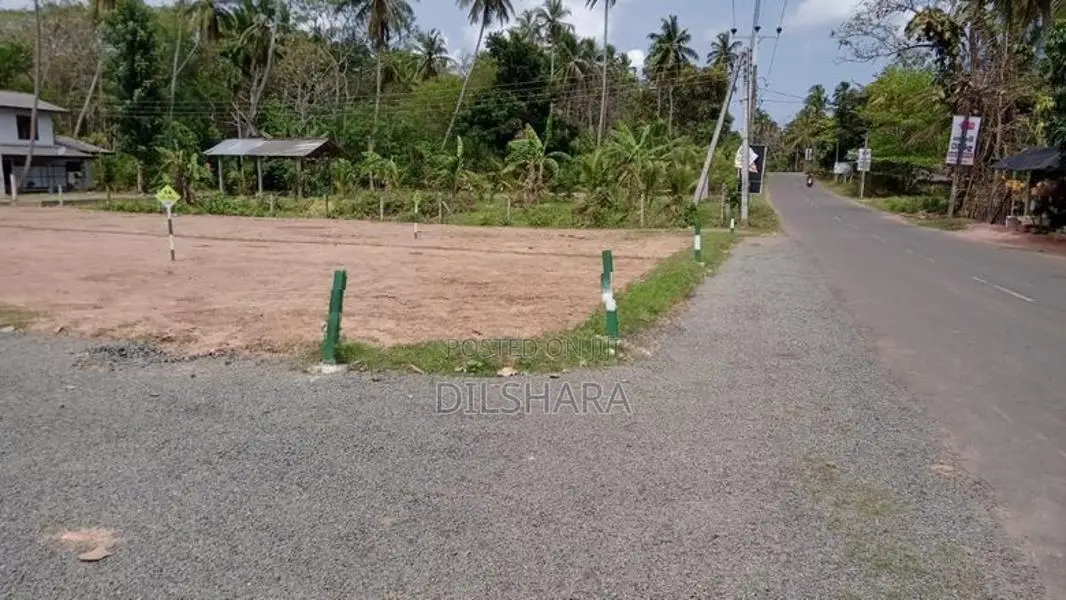 බෙලිඅත්ත ටවුමෙන් බස් පාරෙන් ඉඩමක්