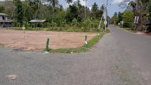බෙලිඅත්ත ටවුමෙන් බස් පාරෙන් ඉඩමක්