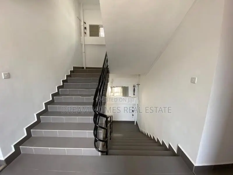 2 Bed Apartment with Pool Gym – Panagoda