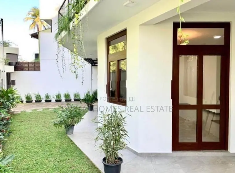 Brand New Luxury 3-Storey House for Sale – Thalawathugoda