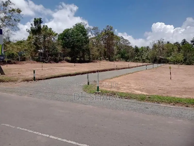 බෙලිඅත්ත ටවුමෙන් බස් පාරෙන් ඉඩමක්