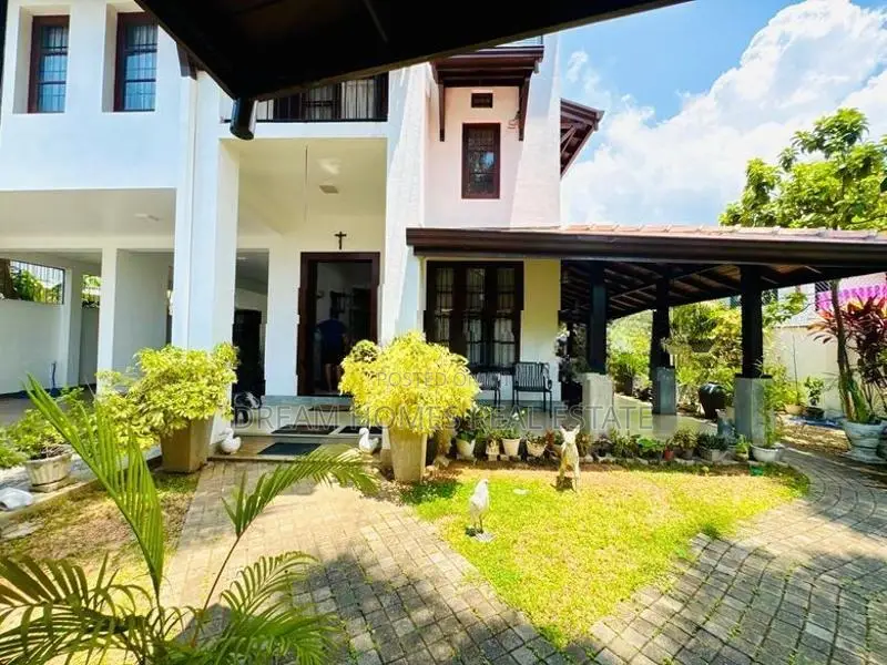 Luxury 5BR 3 Storey House Kotte