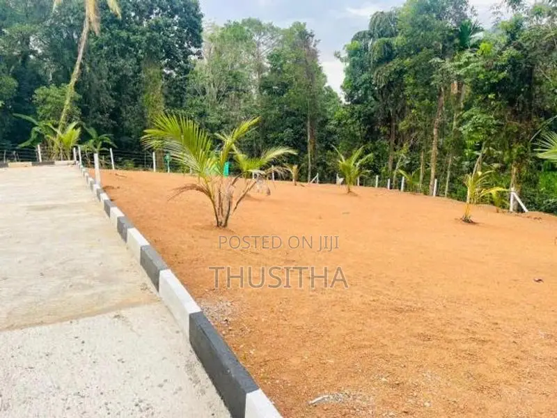 Kalagedihena Sapugasthenna බස් පාරට නුදුරින් ඉඩමක්