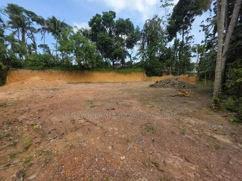 Facing 255 Kottawa Road / 22 Perches For Sale in Piliyandala