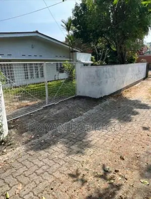 Nugegoda Mirihana 20 Perches Land with Old House for Sale