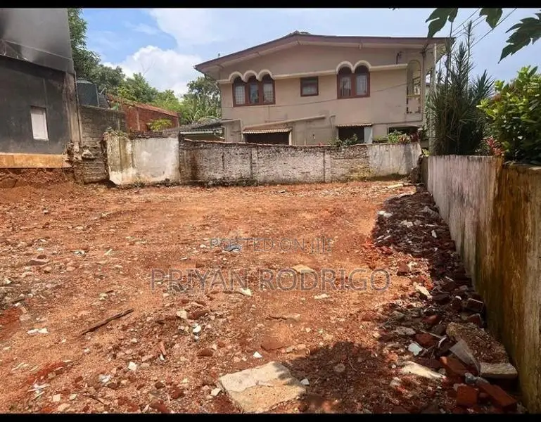 Mount Lavinia, Vihara Road 13 Perches of Land with an Old House for Sa