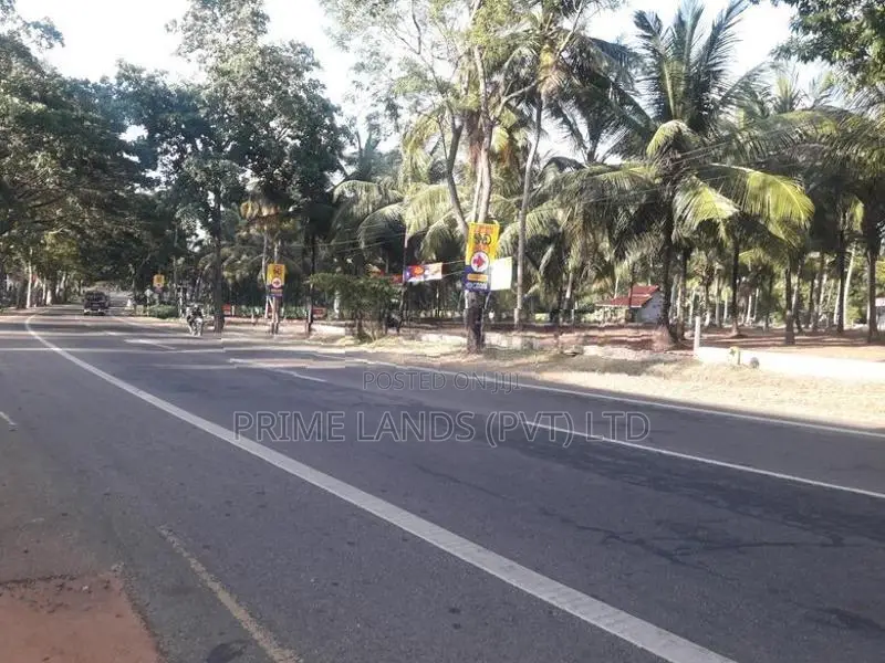 අනුරාධපුර බස් පාරින් ඉඩමක්