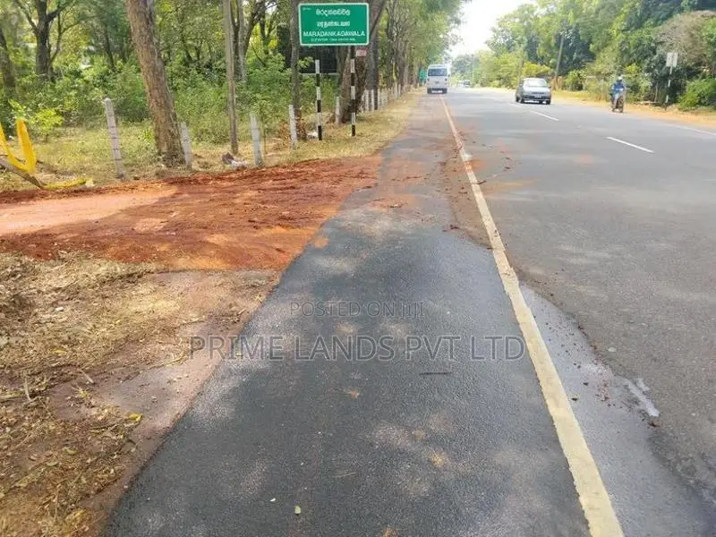 මරදන්කඩවල නගරය පෙනෙන දුරින් සින්නක්කර බිම්කොටසක්
