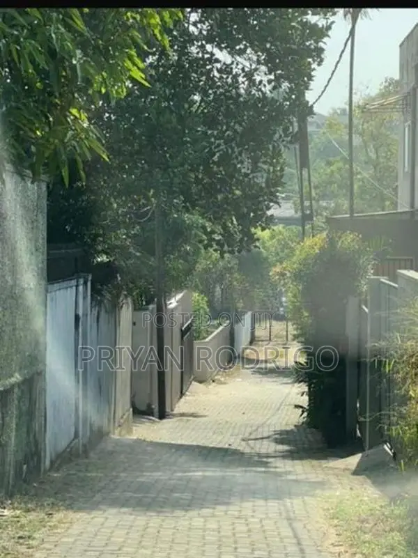Nugegoda Mirihana 20 Perches Land with Old House for Sale