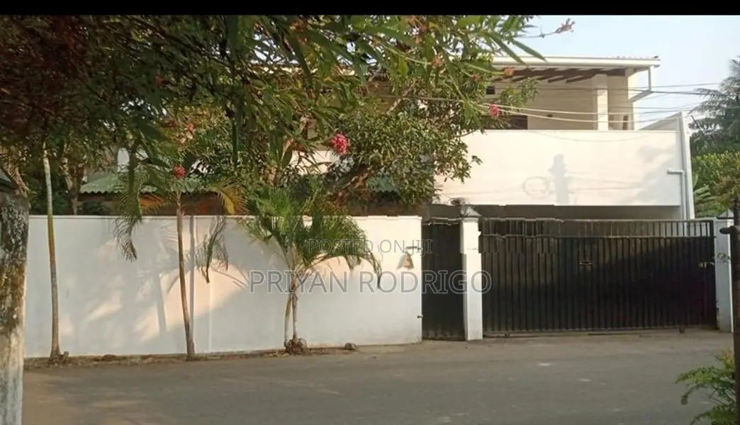Boralesgamuwa - Abeyratne Mw 05 BR House on 15 Perches of Land for Sal