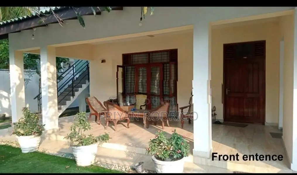 Boralesgamuwa - Abeyratne Mw 05 BR House on 15 Perches of Land for Sal