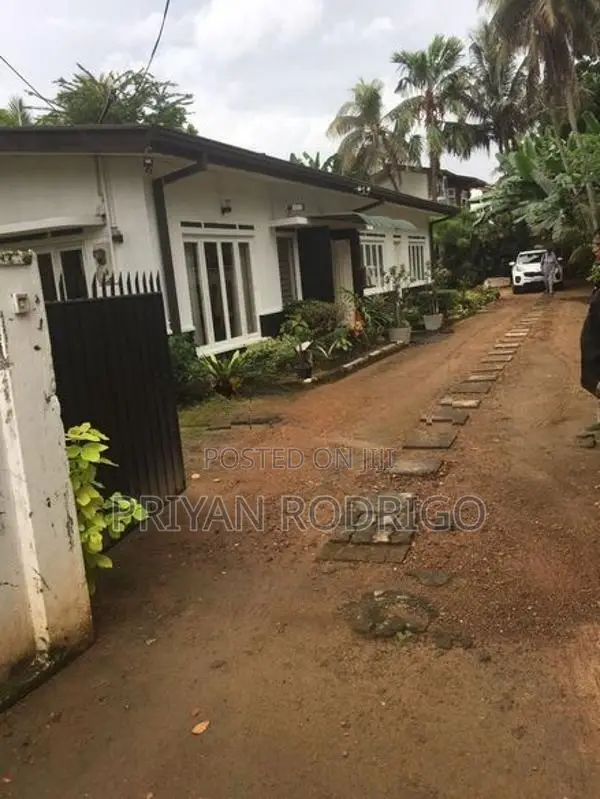 Ratmalana off Attidiya Rd 40Perches Land with a 05 Roomed House for Sa