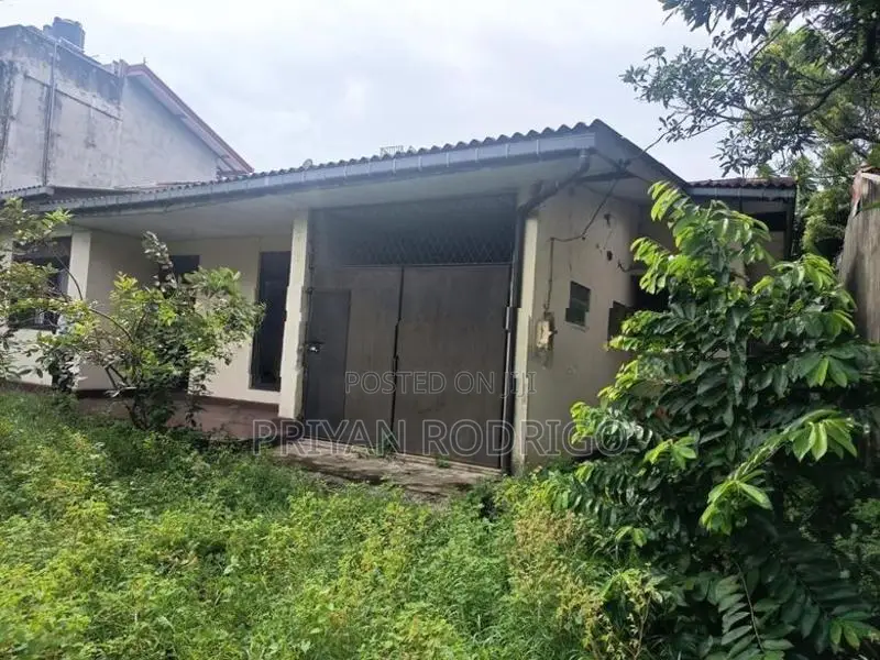 13.3 Perch Valuable Land with a Livable House for Sale in Molpe Moratu