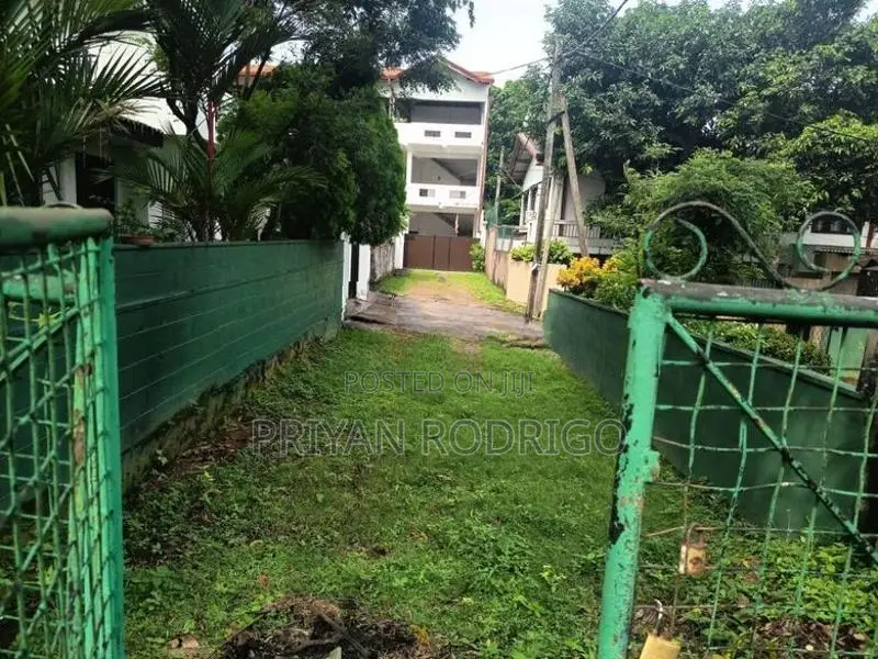13.3 Perch Valuable Land with a Livable House for Sale in Molpe Moratu