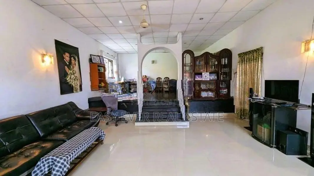 කඩවත – දෙමහල් නිවස සහිත වයාපාරික ඉඩම /HS 12551