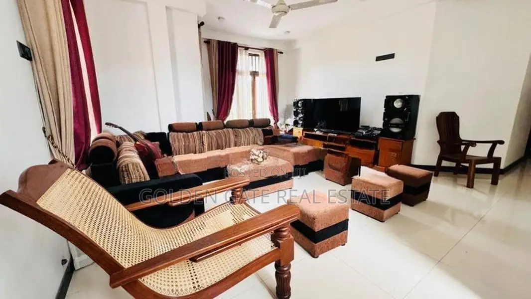 Luxury 3 Stoey Modern Home for Sale in Yakkala, Gampaha