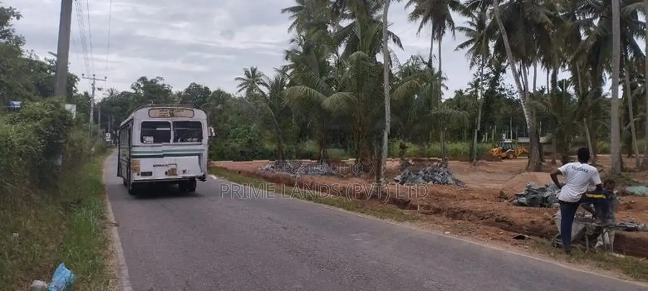 නයිවල දිවුලපිටිය පාරට මුහුනලා බිම්කොටස්