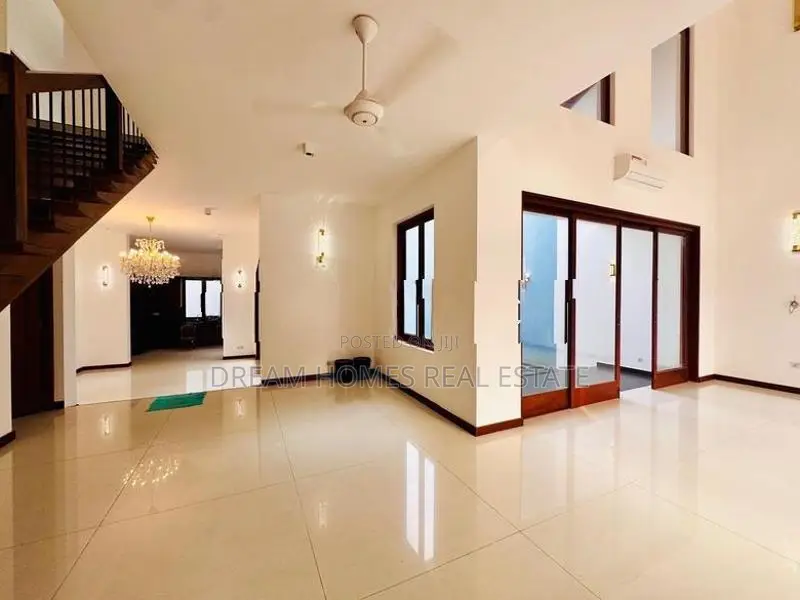 Home with Rooftop Entertainment Area – Kotte