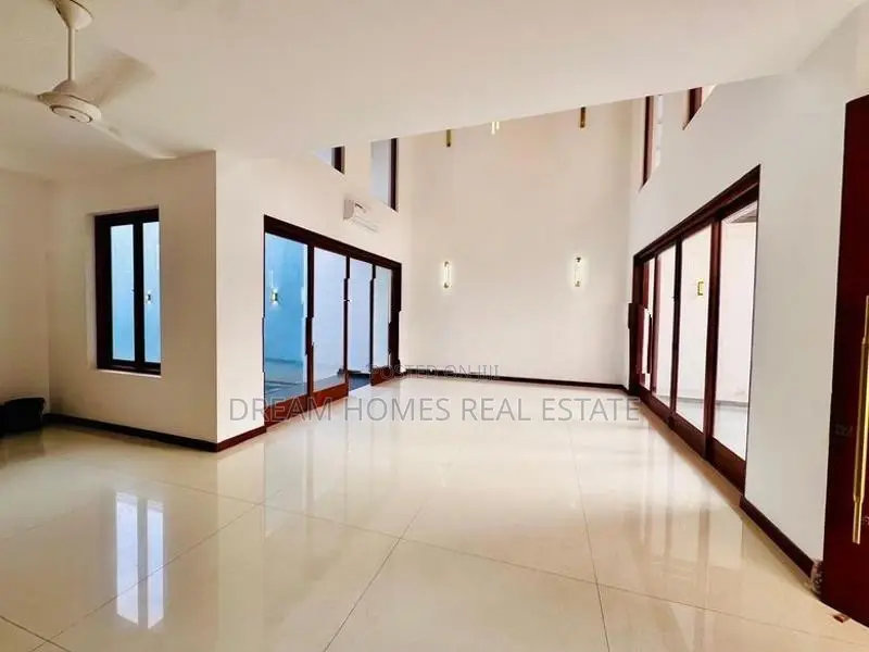 Home with Rooftop Entertainment Area – Kotte