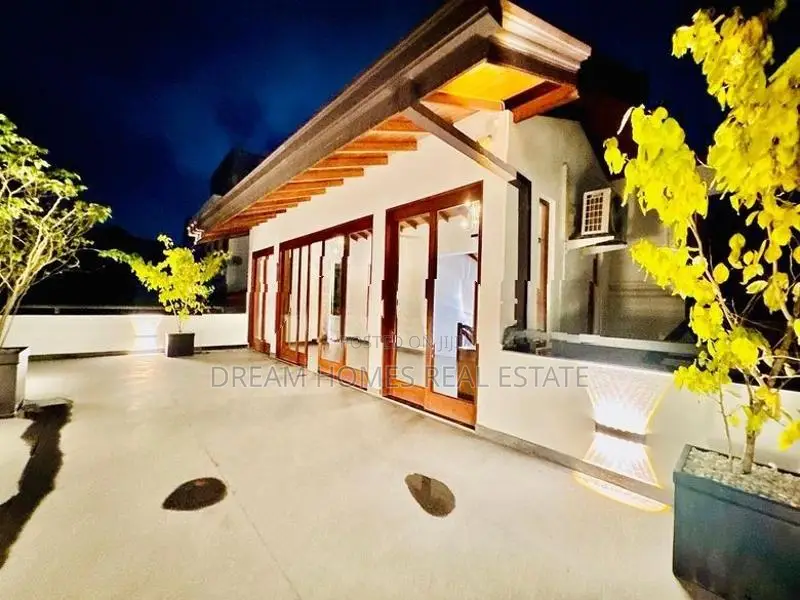 Home with Rooftop Entertainment Area – Kotte