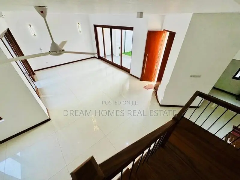 Home with Rooftop Entertainment Area – Kotte