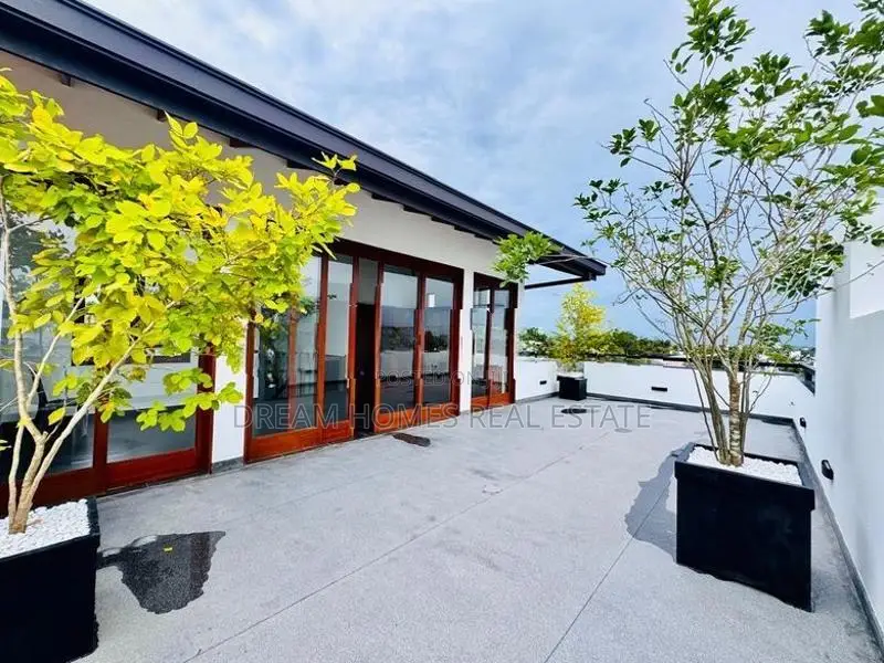 Home with Rooftop Entertainment Area – Kotte