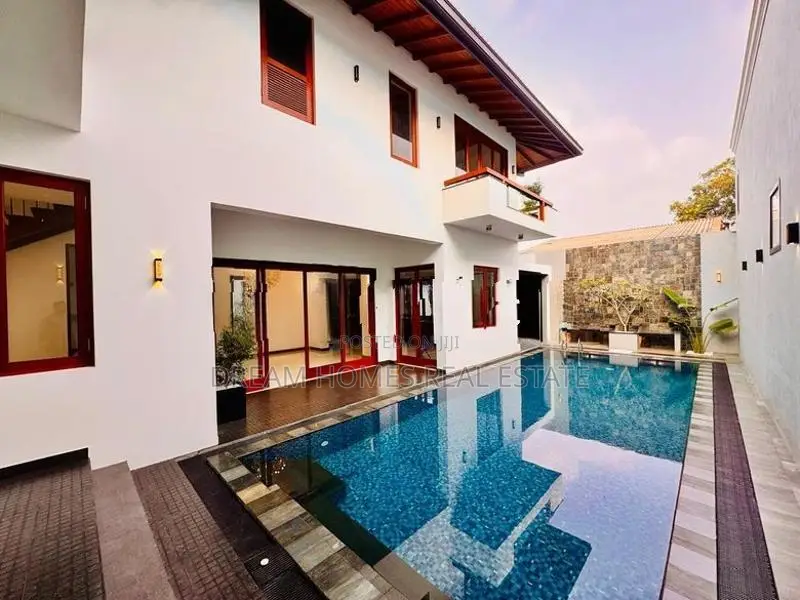 Home with Rooftop Entertainment Area – Kotte