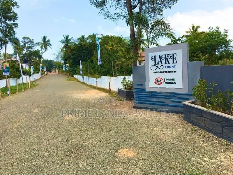 Lake View Lands in Makawita