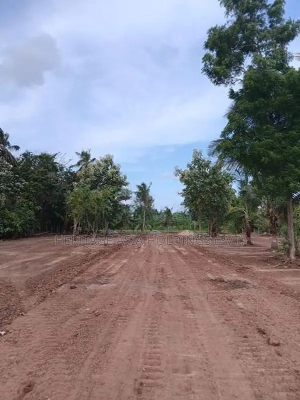 පුජා නගරය පෙනෙන දුරින් ඉඩමක් අනුරාධපුර