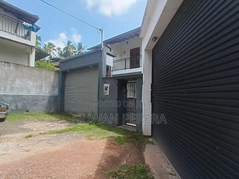 Piliyandala Kasbewa 3 storey 5 br house for sale .