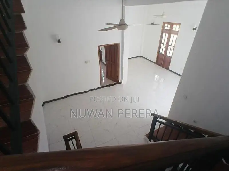 Piliyandala Kasbewa 3 storey 5 br house for sale .