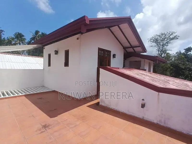 Piliyandala Kasbewa 3 storey 5 br house for sale .