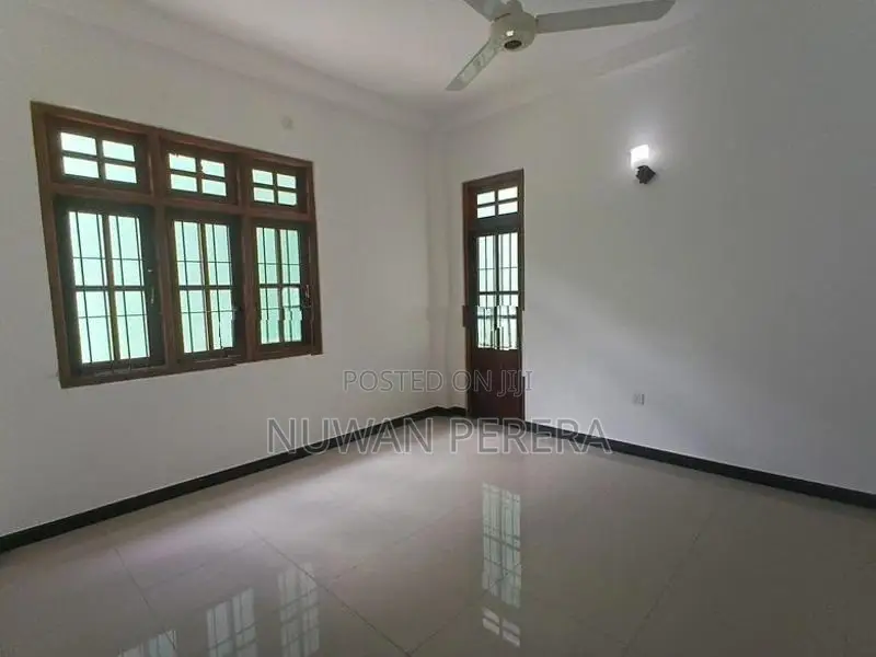 Piliyandala Kasbewa 3 storey 5 br house for sale .