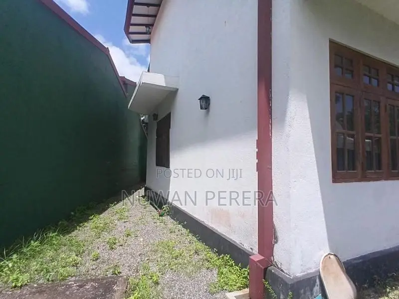 Piliyandala Kasbewa 3 storey 5 br house for sale .