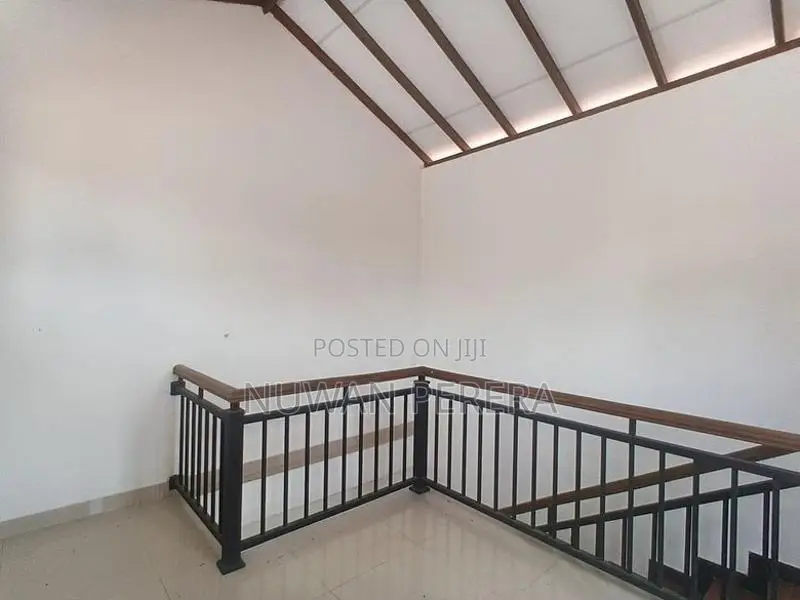 Piliyandala Kasbewa 3 storey 5 br house for sale .