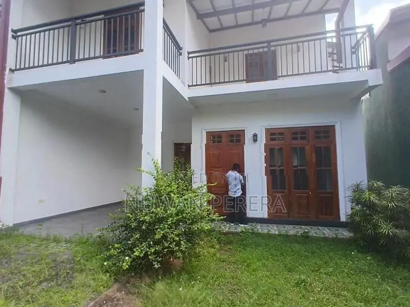 Piliyandala Kasbewa 3 storey 5 br house for sale .