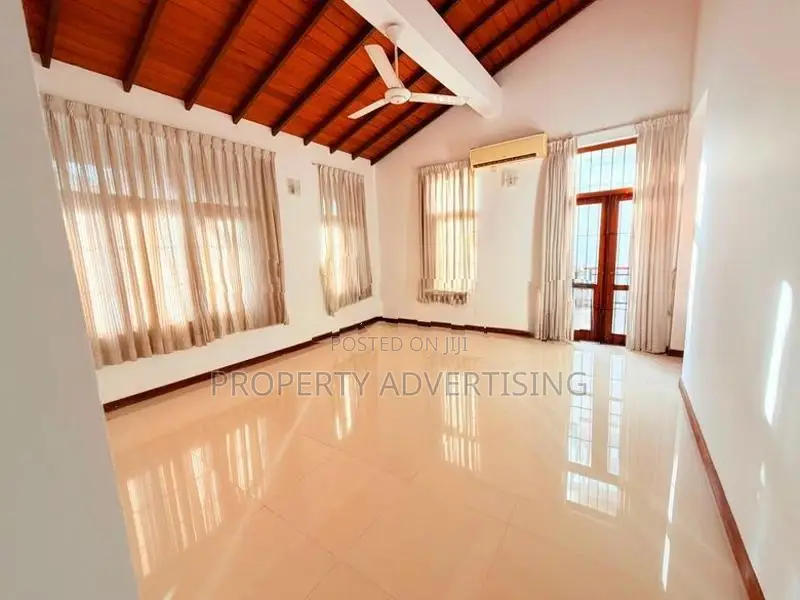 Battaramulla Wickramasinghapura Luxurious House for Sale