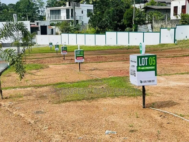 Residential 7 Perch Land for Sale in Athurugiriya