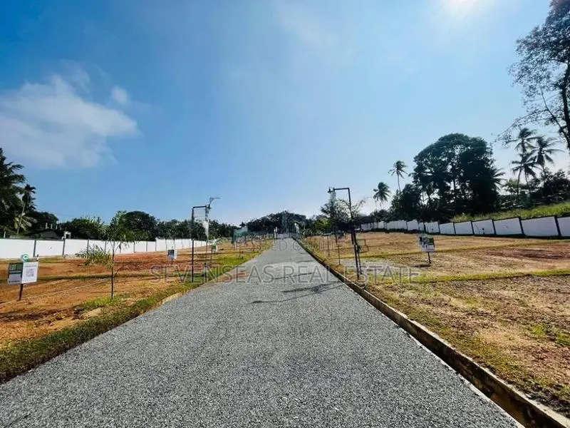 Residential 7 Perch Land for Sale in Athurugiriya
