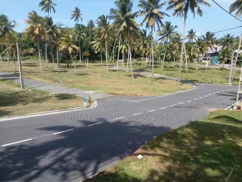 මාතර ලැබීම පාරෙන් බිම් කොටස්