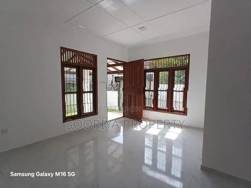 පදිංචි නොවූ අති නවීන නිවසක් විකිණීමට ඇත - Piliyandala