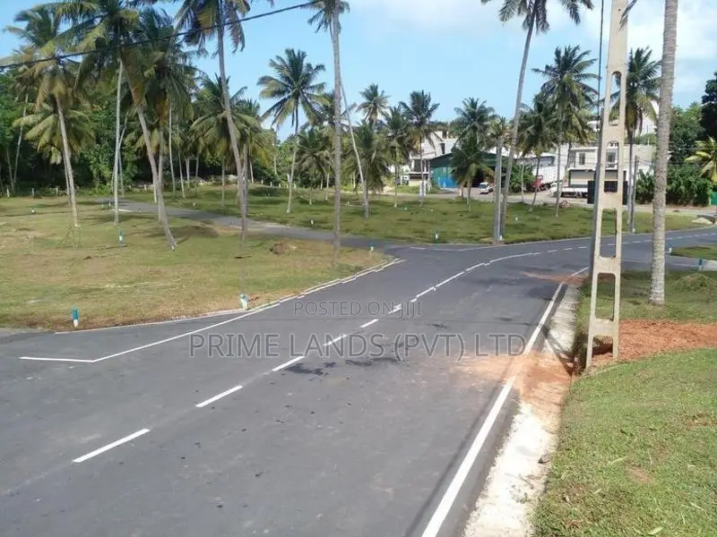 මාතර ලැබීම පාරෙන් බිම් කොටස්
