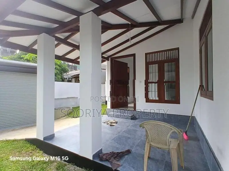 පදිංචි නොවූ අති නවීන නිවසක් විකිණීමට ඇත - Piliyandala