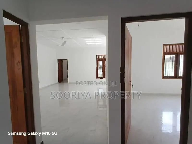 පදිංචි නොවූ අති නවීන නිවසක් විකිණීමට ඇත - Piliyandala